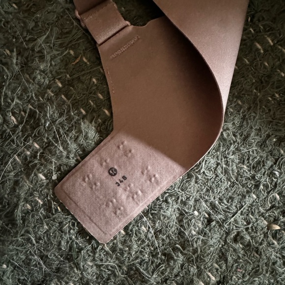 Excellent condition. Just a bit wrinkled from the drawer - Picture 2 of 6